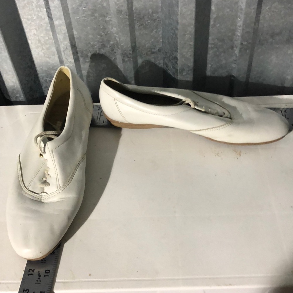 12 2a Easy Spirit white tie up loafers.